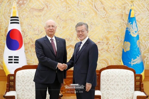 문재인 대통령은 세계경재포럼 클라우스 슈밥 회장과 만나 4차 산업혁명에 대해 논의했다. [사진=청와대]