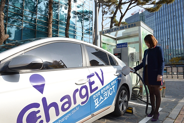 포스코ICT가 전기차 충전 플랫폼 기능을 업그레이드 하고 충전기도 5,000기로 확대한다. 사진은 포스코ICT 판교사옥에서 전기차를 충전하고 있는 모습 [사진=포스코ICT]