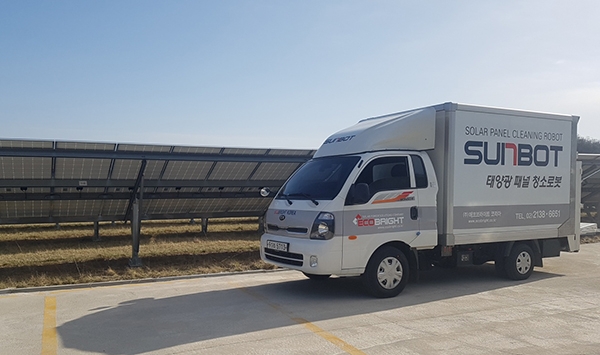 태양광 모듈 청소 전문 업체인 에코브라이트코리아가 최근 이동형 태양광 모듈 청소 로봇을 활용하는 '태양광 모듈 청소 서비스'를 론칭했다. [사진=에코브라이트코리아]
