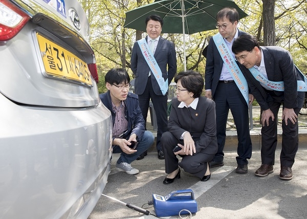 환경부가 질소산화물에 대해 부과금을 도입하는 대기환경보전법 시행령 일부 개정안을 입법예고한다. 사진은 지난 20일 자동차 배출가스 관리하는 날에 참석한 김은경 환경부 장관 [사진=환경부]