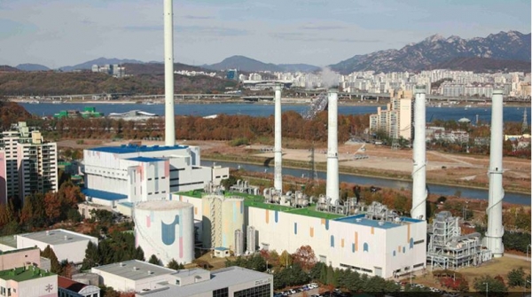 열병합발전은 기존 발전소가 전기만 생산했던 것에 비해 전력과 열에너지를 동시 생산한다. 사진은 목동 집단에너지시설 전경 [사진=서울에너지공사]