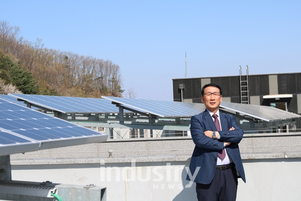 디아이케이 춘천 사옥 옥상에 설치한 태양광발전소 앞에서 포즈를 취하고 있는 강덕수 사장 [사진=인더스트리뉴스]