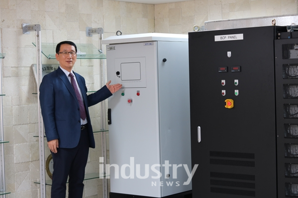 디아이케이 강덕수 사장이 자사의 PCS ESS 제품을 소개하고 있다. [사진=인더스트리뉴스]