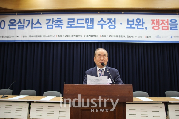 녹색성장위원회 김정욱 위원장은 “저탄소 사회 구현에 있어 온실가스 감축은 필수이며, 여기에 미세먼지 절감은 전국민적인 관심을 받고 있는 급선무”라고 말했다. [사진=인더스트리뉴스]