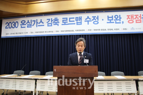 안병옥 환경부 차관은 “온실가스 감축 로드맵 수립에 있어 파리협정 준수와 불확실성 제거 그리고 투명성 확보가 전제돼야 한다”고 강조했다. [사진=인더스트리뉴스]