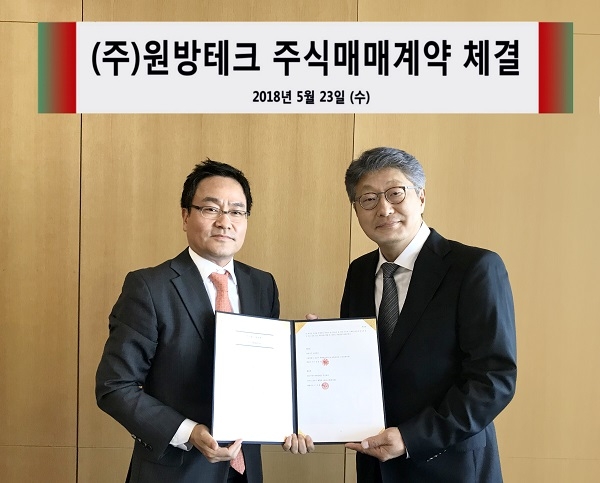 원방지주 정장근 대표이사(왼쪽)와 엔브이에이치코리아 구자겸 대표이사 회장(오른쪽)이 계약 체결 후 기념 사진을 촬영하고 있다. [사진=엔브이에이치코리아]