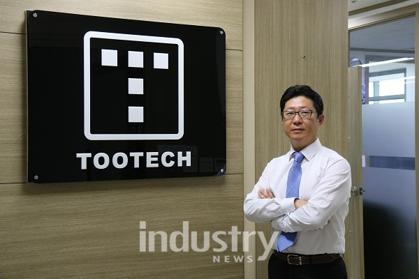 투데크 남의조 대표는 "라벨 중간층에 각인하는 방식 도입으로 스크래치 등에서 지워지지 않는 솔루션을 개발했다"고 밝혔다.[사진=인더스트리뉴스]