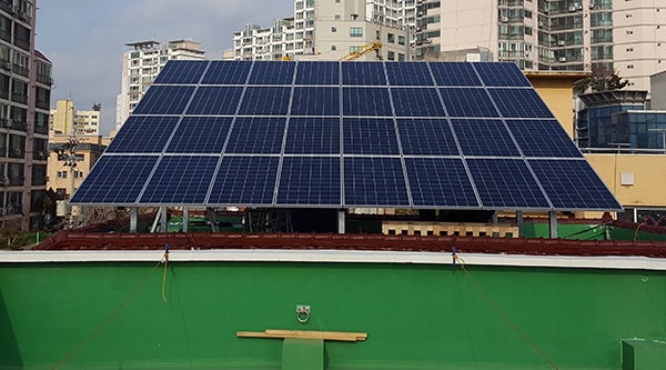 경기도가 신재생에너지 활성화를 목적으로 태양광발전 설비 설치를 지원한다. 사진은 수원시에 설치된 태양광발전 설비 전경 [사진=수원시청]