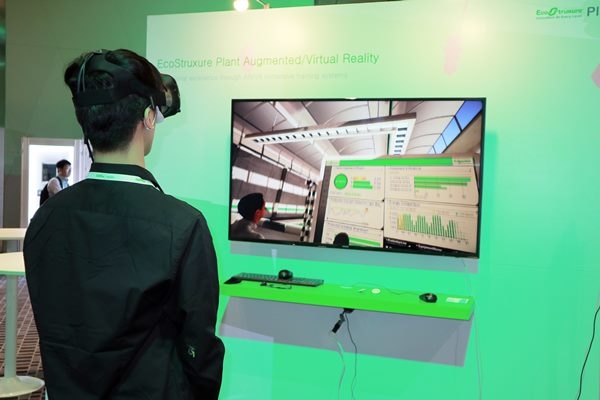 한 참관객이 슈나이더일렉트릭의 에코스트럭처 플랜트 VR(가상현실)을 체험하고 있다. [사진=인더스트리뉴스]