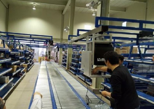 쿼티시스템은 장비수급, 설비 설계 및 제작, PLC 개발부터 운영시스템, 장비시스템 전반을 자체 수행하고 있다. 박스 DPS 멀티비전과 스캔 검품작업 장비를 제공하는 현장 모습 [사진=쿼티시스템]