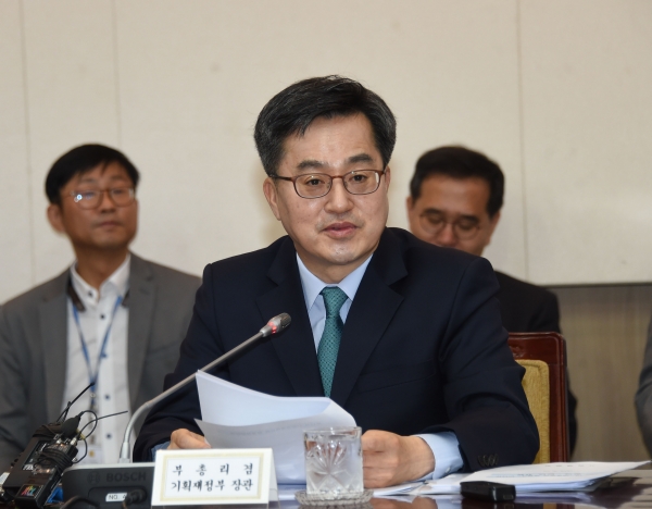 김동연 부총리는 한-필리핀 정상회담에 앞서 카를로스 도밍게스 필리핀 재무장관과 면담을 갖고 양국간 주요 경제현안에 대해 의견을 교환했다. [사진=기획재정부]