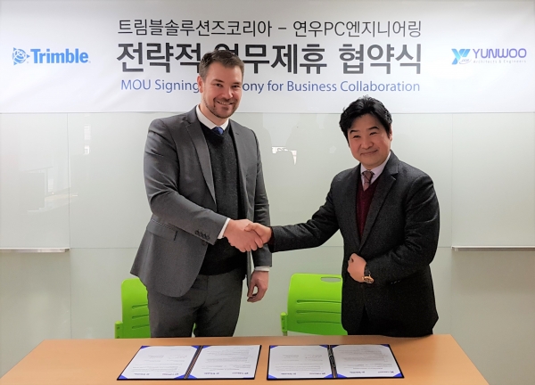 트림블의 콘크리트 담당 디렉터 삼포 필리시볼라(왼쪽)와 연우피씨엔지니어링 이종민 회장이 포즈를 취하고 있다. [사진=트림블코리아]