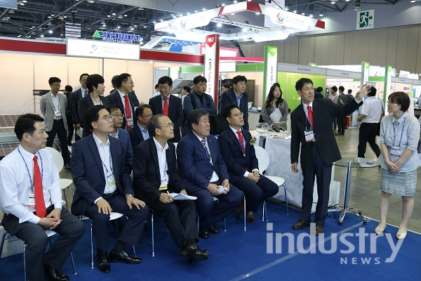 2018 세계 태양에너지 엑스포에 참가한 에타솔라 부스에 농어촌공사 최구성 사장이 방문해 설명을 듣고 있다. [사진=인더스트리뉴스]