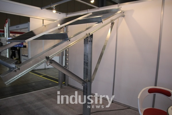 염전 등이 태양광 부지로 각광받는 가운데 이런 환경에 견딜 태양광 구조물의 내구성에 대한 관심이 모아지고 있다. [사진=인더스트리뉴스]