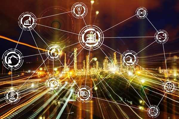 IIoT를 아무런 준비 없이 효율성, 안정성만을 생각하며 도입할 경우 기업의 핵심적인 기기에 연결할 경우 고장이나 해킹을 당하게 되면 비상사태로 이어질 수 있다. [사진=dreamstime]