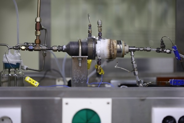 쓰레기 매립장에서 발생하는 메탄과 이산화탄소 혼합가스를 바이오연료로 개질하기 위한 반응기 [사진=한국기계연구원]