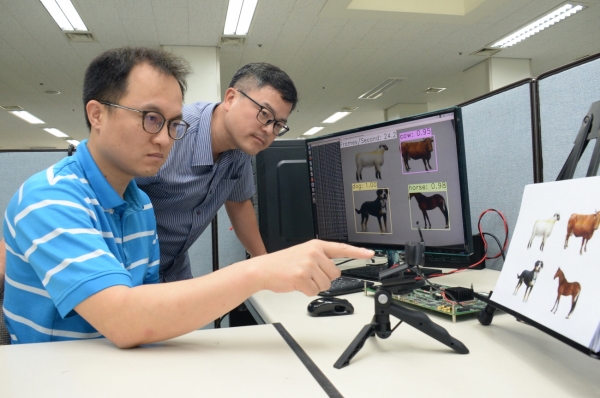 연구진이 시각지능 칩 기술을 통해 사물인지 기술을 실험하고 있다. (왼쪽부터 김주엽 선임연구원, 이주현 책임연구원) [사진=한국전자통신연구원]