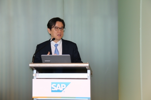 SAP코리아 이성열 대표는 SAP는 ERP 전문기업으로 성장해 앞으로는 새로운 비즈니스 모델을 제시하며 인텔리전트 엔터프라이즈 전략을 확장해 나갈 것이라고 언급했다. [사진=인더스트리뉴스]