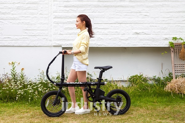 KT와 리콘하이테크가 사물인터넷(IoT) 기반으로 분실·도난된 위치 확인이 가능한 전기자전거 ‘에어 아이(AIR i)’를 출시했다. [사진=KT]