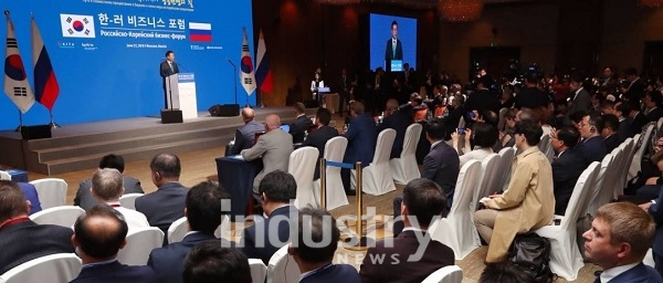 22일 문재인 대통령이 한·러 비즈니스 포럼에 참석해 한반도의 평화와 양국의 공동번영을 위한 경제협력을 강조했다.[사진=청와대]