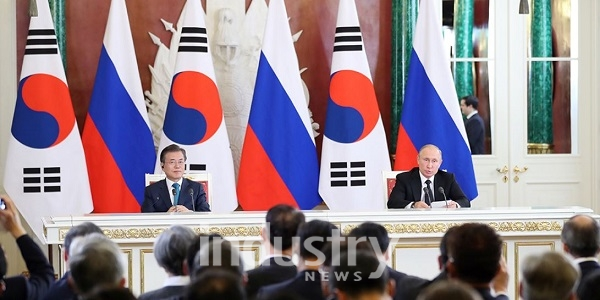 19년 만에 국빈 방문한 문재인 대통령은 러시아 크레믈린 대궁전에서 푸틴 대통령과 에너지 협력 등 경제협력을 의제로 정상회담을 가졌다. [사진=청와대]