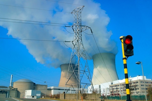 정부가 산업용 전기요금 인상카드를 만지고 있다. [사진=iclickart]