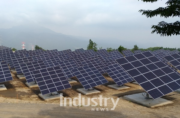 빅썬의 트래커 설비가 적용된 군마 아카기산의 4.4MW 태양광발전소 [사진=빅썬]