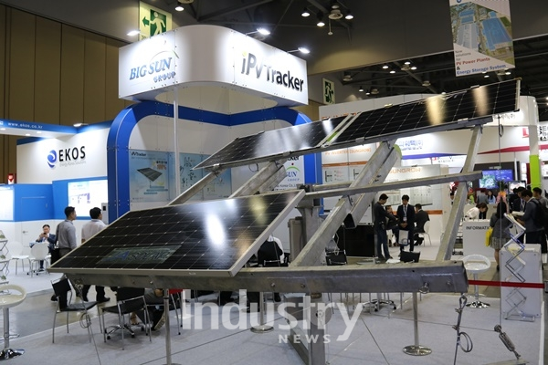 2018 세계 태양에너지 엑스포에 전시된 빅썬의 태양광 트래커 설비 [사진=인더스트리뉴스]