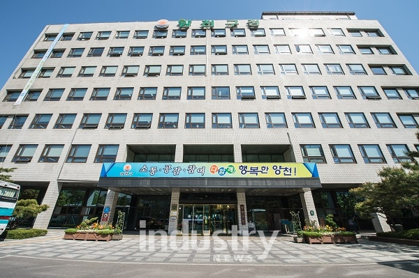 양천구가 전력효율향상을 유도하고 기후변화에 적극 대응해 에너지복지구현에 앞장서고자 LED조명 교체지원사업을 실시한다. [사진=양천구]