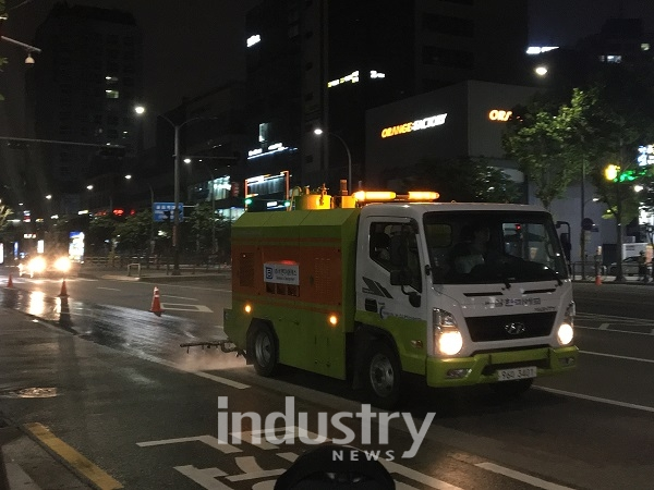 서울시가 미세먼지의 원인이 되는 질소산화물 정화기능이 있는 ‘광촉매’를 활용한 도로포장 신기술을 전국 최초로 도입한다.[사진=서울특별시]