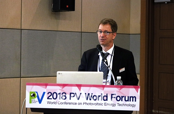 마틴 매스머 매니저가 P2P 방식의 에너지거래에 대해 발표하고 있다. [사진=인더스트리뉴스]