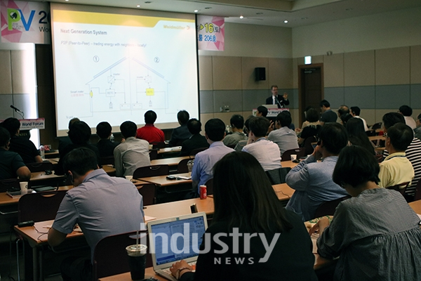 바이드뮬러 재팬 마티 매스머 태양광 인더스트리 매니저가 PV 월드포럼에서 강연을 하고 있다. [사진=인더스트리뉴스]