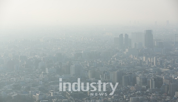 오염물질 배출량과 월경성 대기오염물질을 분석하고 대기오염의 단기적·장기적 피해에 대한 분석 결과가 반영된 동북아 장거리이동 대기오염물질 공동연구 보고서가 내년에 발간될 예정이다. [사진=환경부]