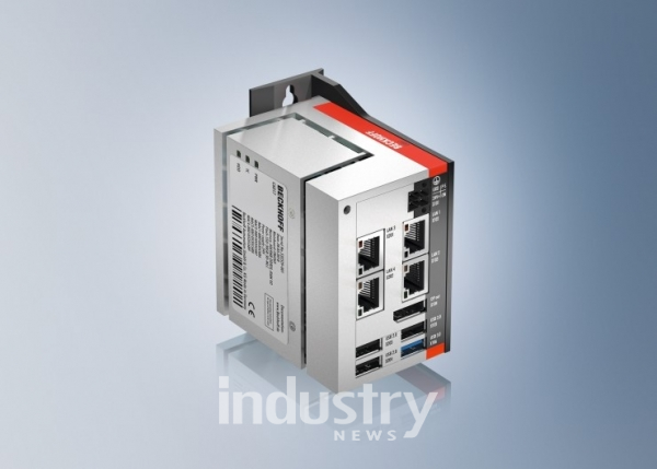 새로운 초소형 IPC C6017은 인기제품인 C6015와 비교했을 때 최소 높이만 증가시킴으로써 UPS를 갖추고 4 개의 인터페이스로 확장된 커넥터 세트를 제공한다. [사진=벡호프]