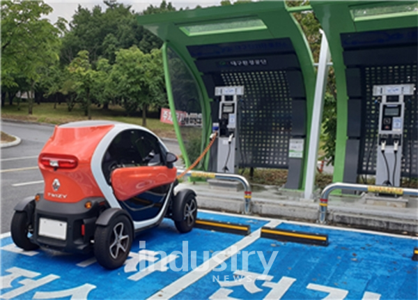 대구환경공단이 초소형 전기차 이용자를 위한 범용충전장치를 설치 운영하고 있다. [사진 =대구시]