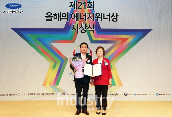 ‘제21회 올해의 에너지위너상’ 시상식에 참석한 정필경 캐리어에어컨 사장(왼쪽)과 김자혜 소비자시민모임 회장 [사진=캐리어에어컨]