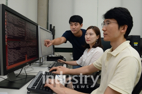 ETRI 김대원 선임연구원(오른쪽부터), 이기영 선임연구원, 박지훈 연구연수생이 KSB 인공지능 프레임워크 일부 소스 코드를 활용해 일반인이 편집·수정·추가해 활용할 수 있도록 오픈 소스화하고 있다. [사진=ETRI]