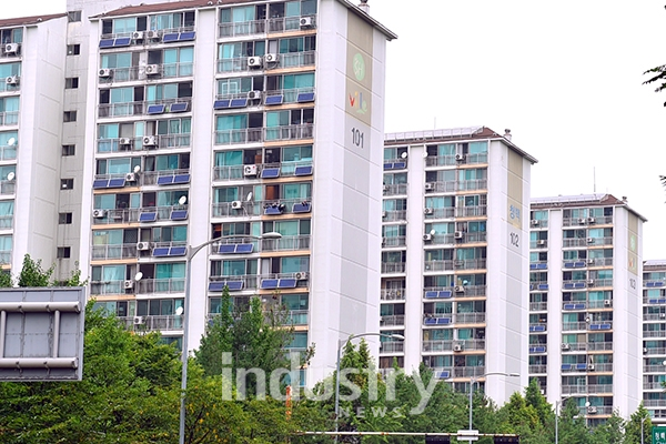 서울시가 주최하는 3차 에너지포럼에서는 미니태양광을 통한 일자리 창출 효과 등에 대한 토론이 진행될 예정이다. 사진은 미니태양광 전경 자료 [사진=인더스트리뉴스]