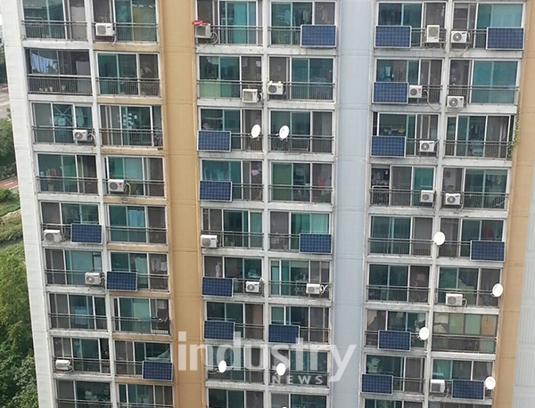 서울시 아파트에 설치된 태양광발전 설비 전경 [사진=인더스트리뉴스]