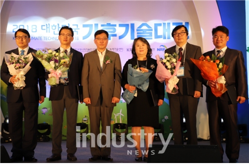 친환경 제지 적용기술의 한국형 카본머니 시스템을 개발한 지질자원연구원 안지환 탄소광물화 사업단장 ‘2018 대한민국 기후기술대전’에서 수여하는 기후변화대응 유공자 과학기술정보통신부 장관 표창을 수상했다. [사진=한국지질자원연구원]