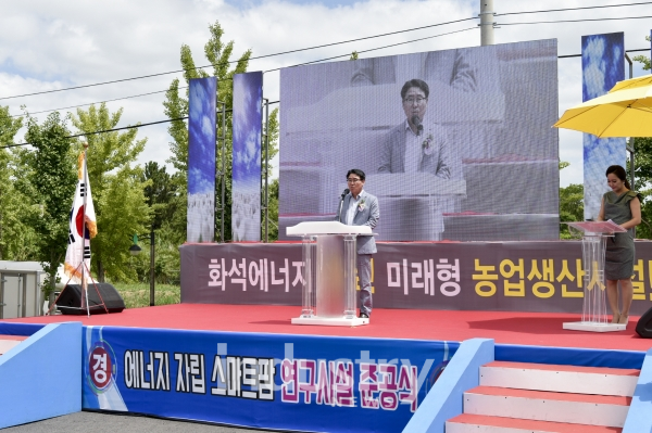 한전 기술혁신본부 이종환 본부장이 스마트팜을 준공하고 기념사를 하고 있다. [사진=한국전력]
