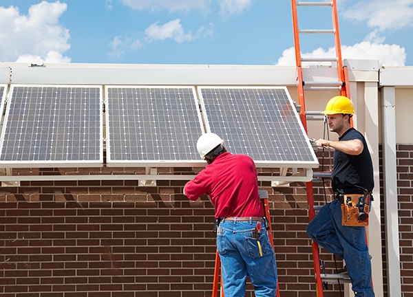 성대골사람들과 에너지서비스민간전문가들이 서울시 후원을 받아 3kW 이상의 주택용 태양광을 설치한 세대들을 대상으로 유지보수 서비스를 시작했다.[사진=dreamstime]