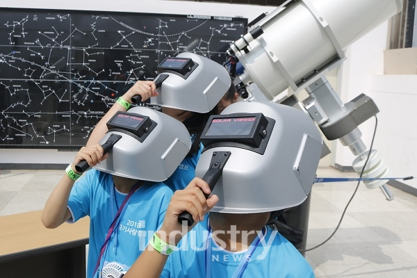 수도권대기환경청이 주최한 ‘2018 공기사랑캠프’가 열렸다. 참가 어린이들이 국립과천과학관 천체관측소에서 태양 관측 프로그램에 참여하고 있다. [사진=수도권대기환경청]