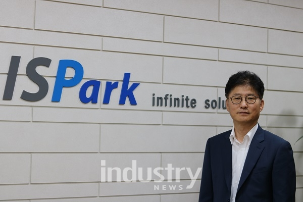 이즈파크 김갑산 대표는 "축적된 소프트웨어 역량으로 데이터 기반의 스마트 팩토리 지원에 나설 것이고, 특히 생산공정관리시스템(MES)을 통해 최적화된 생산 활동을 지원할 것이다”고 밝혔다. [사진=인더스트리뉴스]