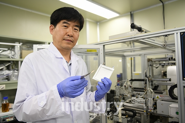 KERI 전지연구센터 이상민 센터장이 얇게 만들어진 리튬금속 이차전지를 들고 있다. [사진=한국전기연구원]