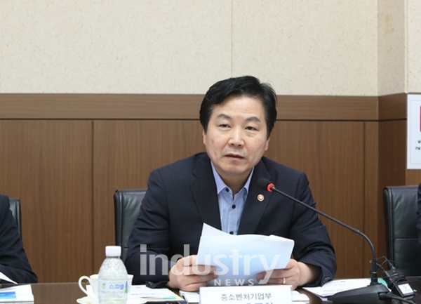 모두발언을 하고 있는 중소벤처기업부 홍종학 장관 [사진=중소벤처기업부]