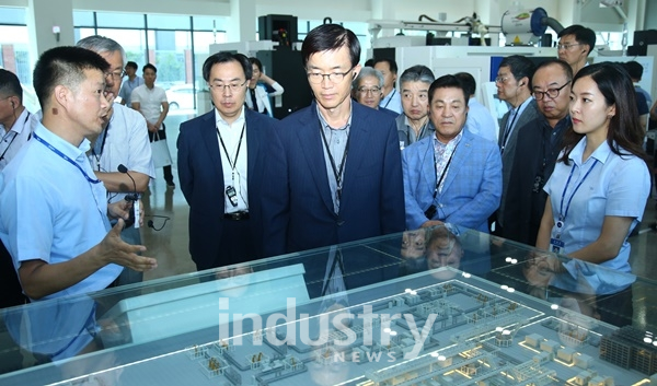 경남 경제혁신추진위원회 위원들이 스마트공장을 구축한 현대위아와 신승정밀을 방문해 설명을 듣고 있다. [사진=경상남도]