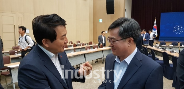 원희룡 지사는 정부에 제주국제자유도시를 블록체인 특구로 지정해 롤 메이커 역할을 자청했다. [사진=dreamstime]