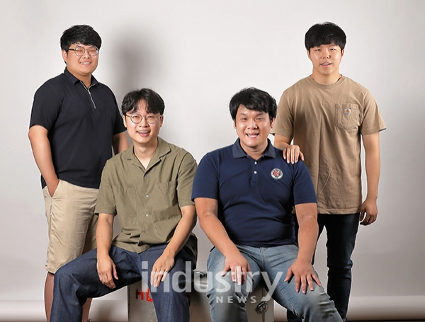 저온 실리콘 합성의 메커니즘을 풀어낸 UNIST 연구진의 모습_왼쪽부터 이정현 연구원 류재건 박사 김진철 연구원 송규진 연구원 [사진=UNIST]