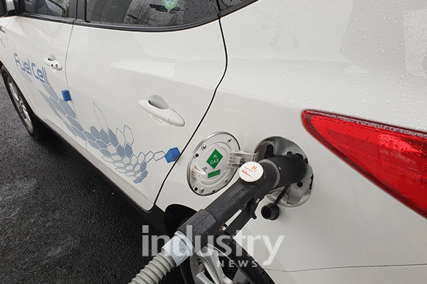 경상남도가 미세먼지 저감 및 온실가스감축을 위해 수소, 전기차를 확대 보급한다.[사진=경상남도]